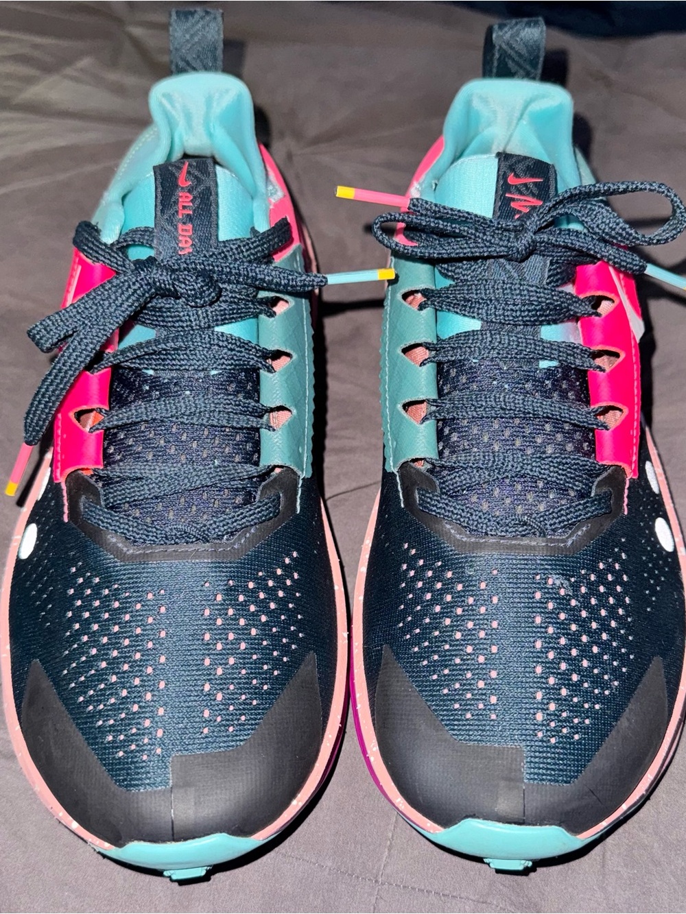 Men’s Nike  Zegama 2 Trail Running-Navy, Teal & Hot Pink Accent Size 8 Like New!